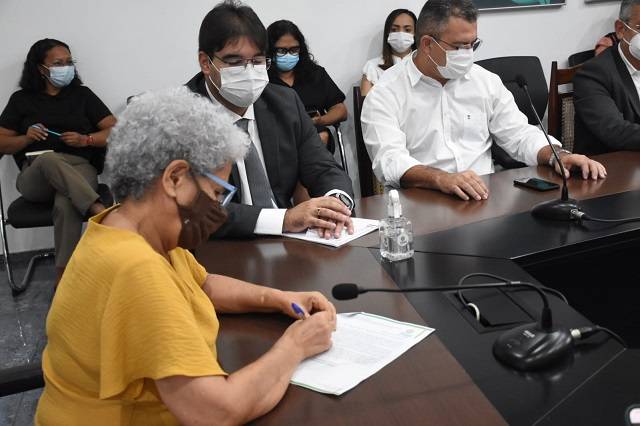 Governadora Regina Sousa assina o Mutirão de Cirurgias Eletivas